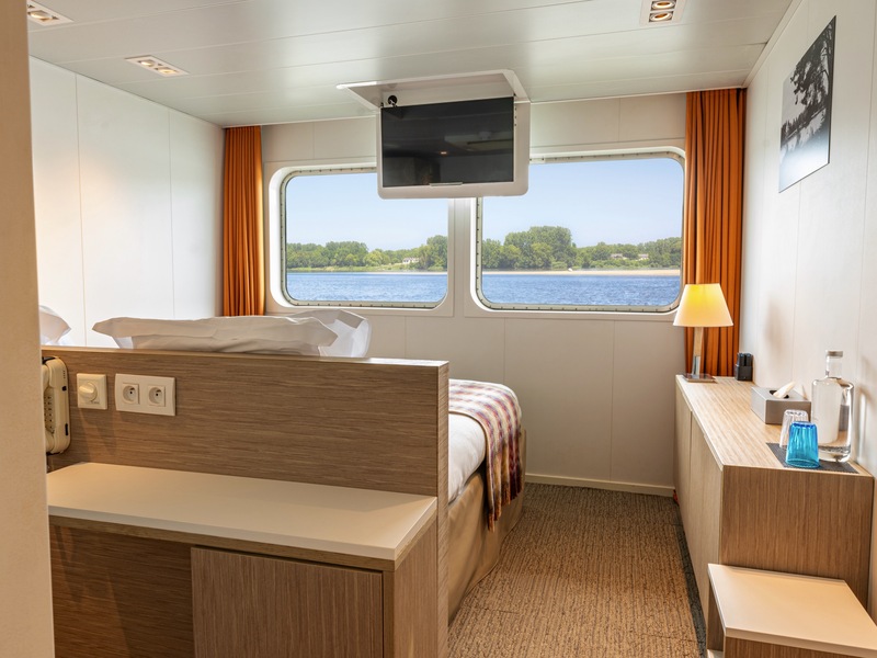 Main Deck 2 Adjustable Twin Beds CAT. A